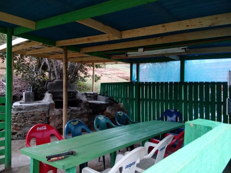 Sector cubierto con mesa, sillas y parrillas
