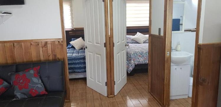 Accesos a dormitorios y baño desde la zona de estar